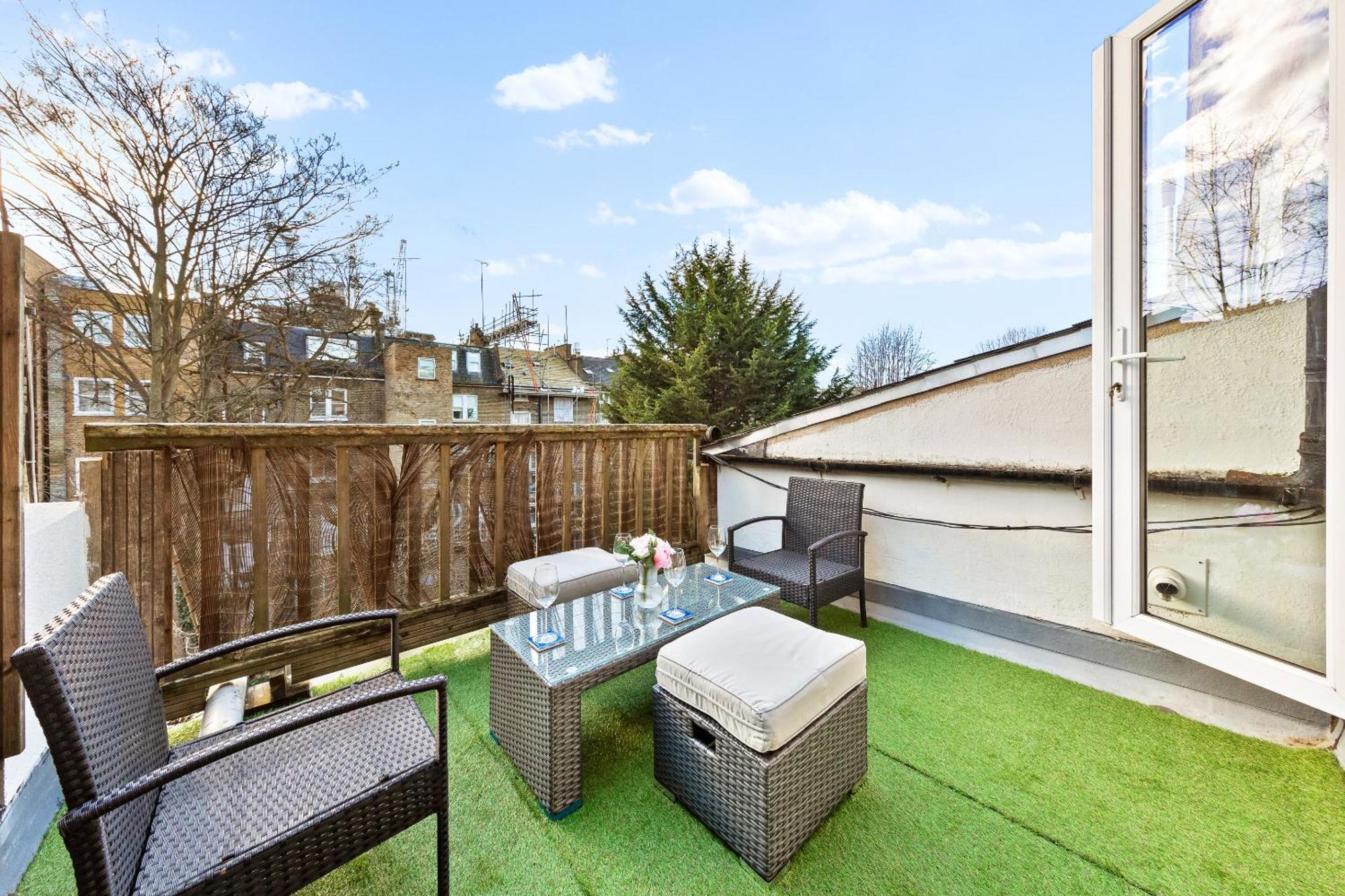 Balcony Blue Theme 1 Bedroom Central London Luxury Flat Near Hyde Park! Accommodates Up To 6! Double Sofa Bed And Next To Station! Exterior foto